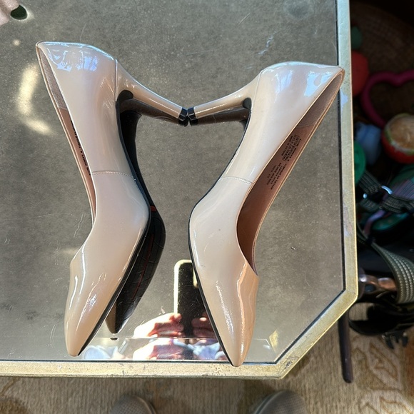 7.5 Rockport Nuetral Heel - Picture 2 of 5